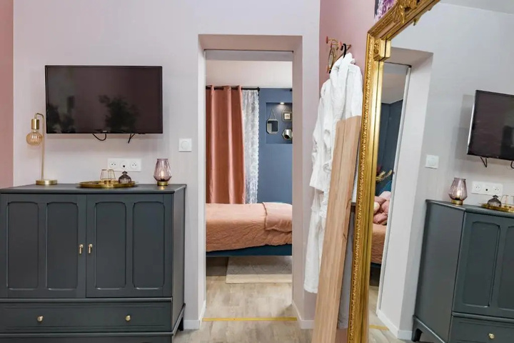 Room 2 of 10
