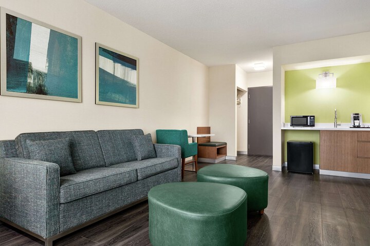 Lounge 20 of 40