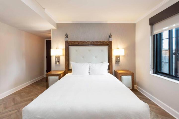 Queen Size Bed (5 of 30)