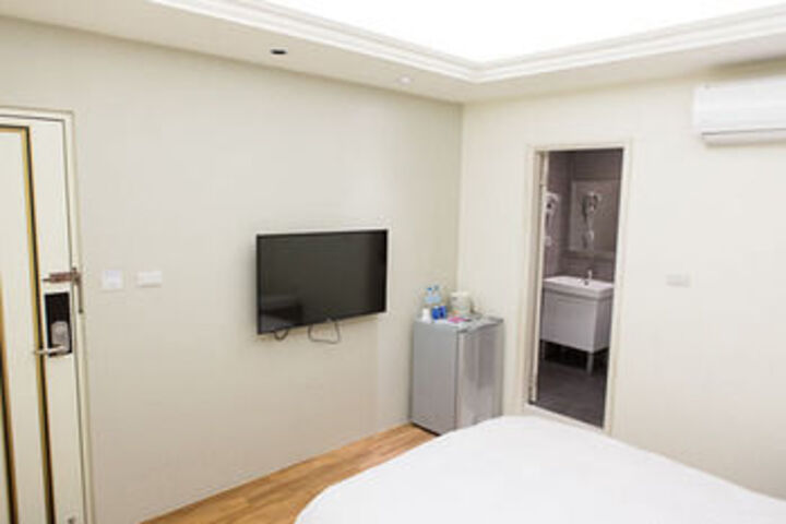 Room 9 of 12