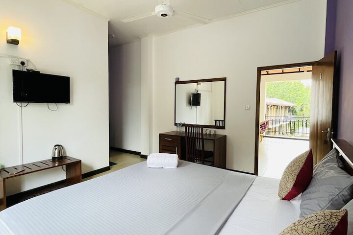 Room 4 of 18