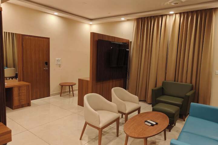 Room 8 of 16