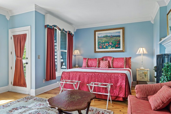 Snug Hug Queen Suite with Fireplace (107 of 131)
