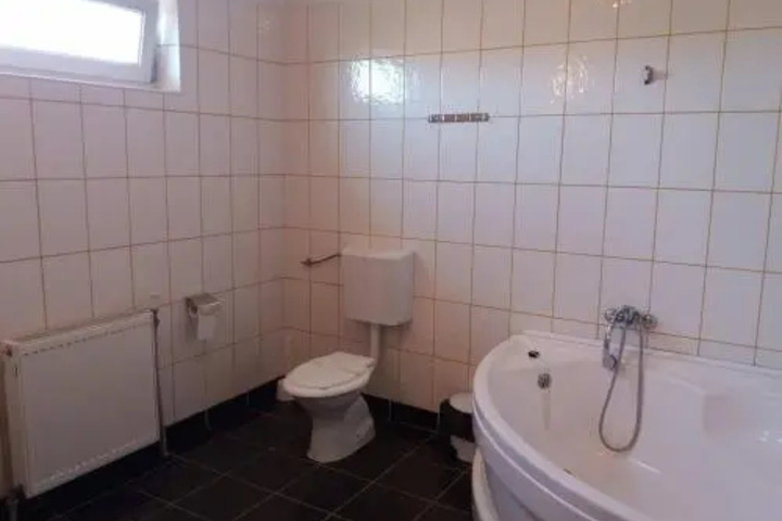 Room 9 of 19
