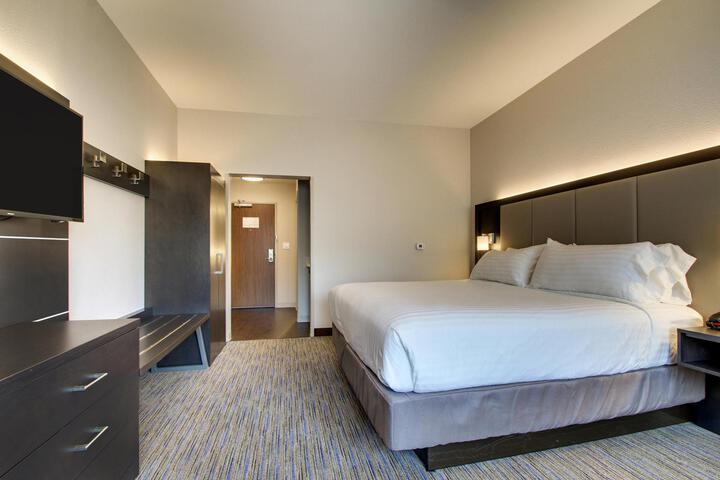 1 King Bed (12 of 12)