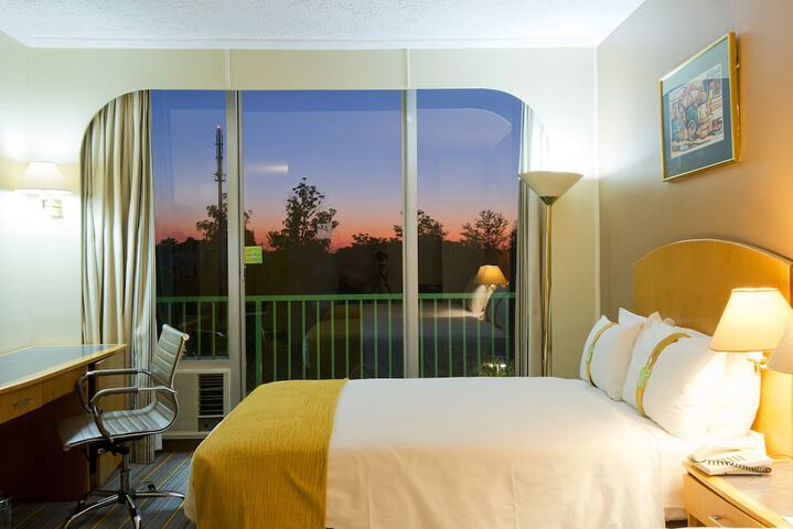 Room 25 of 184