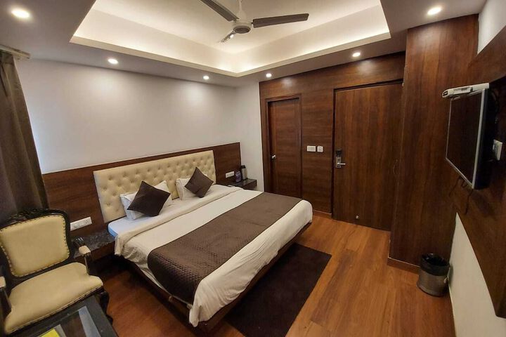 Room 6 of 27