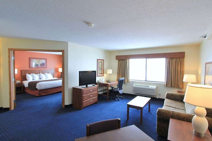 1 King Bed (4 of 19)