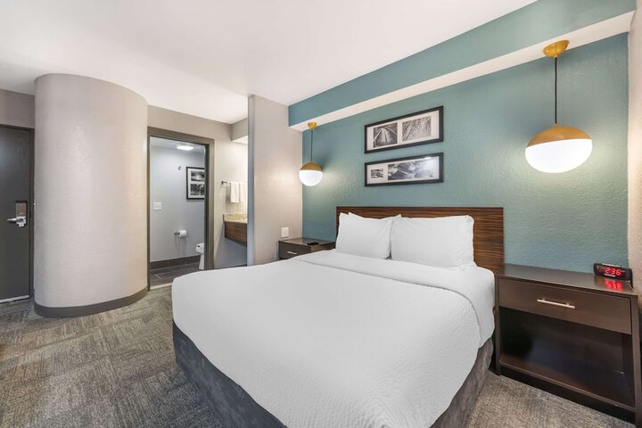 1 Queen Bed (6 of 16)
