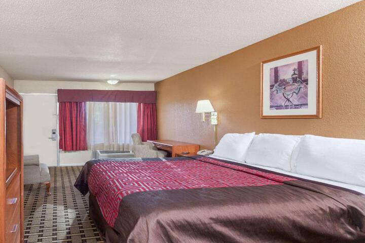 1 King Bed (5 of 5)