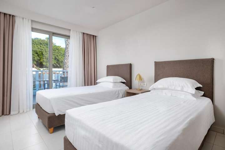 Room 7 of 28