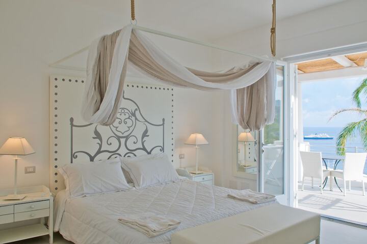 Room 4 of 103