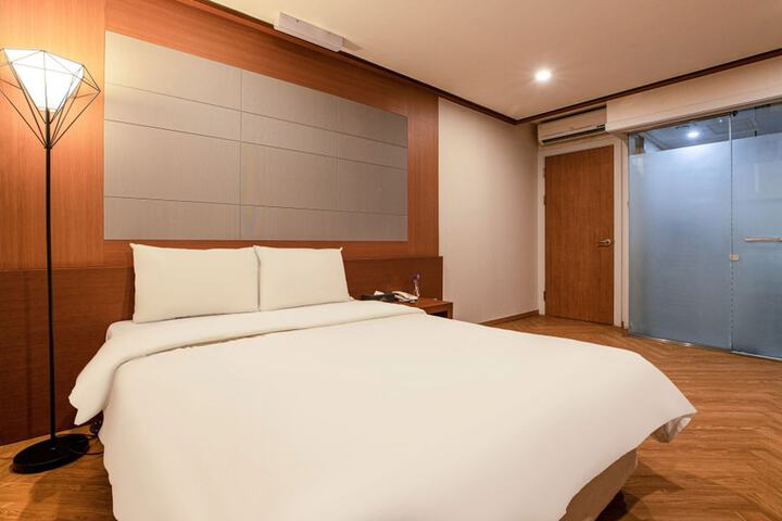 Room 19 of 48