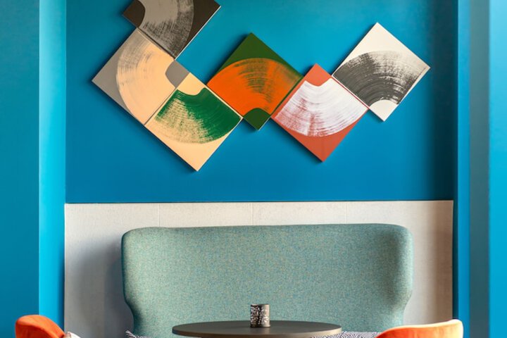 Lounge 70 of 83