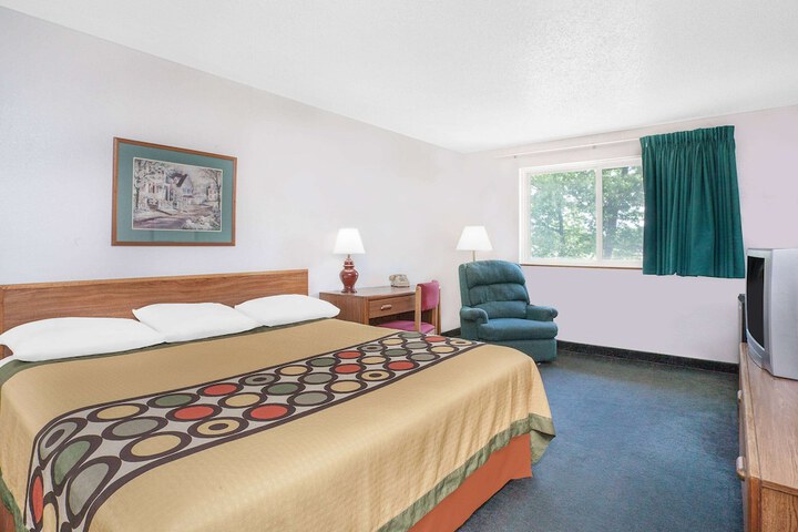 Deluxe King Bed (3 of 13)