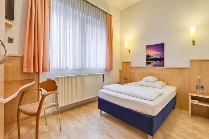 Room 9 of 21