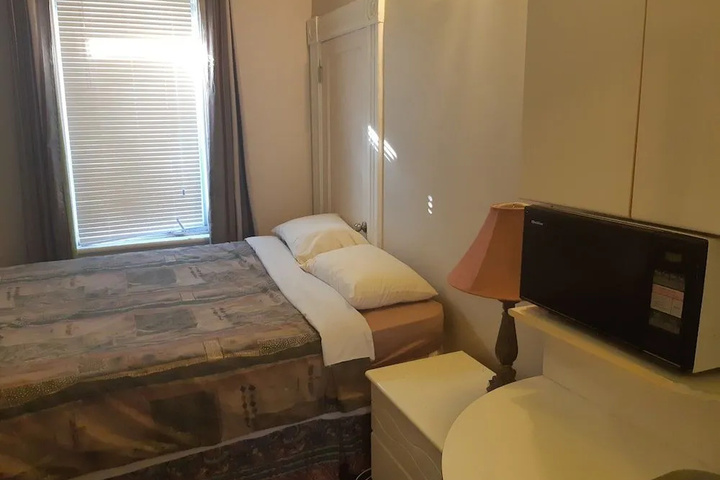 Room 6 of 12