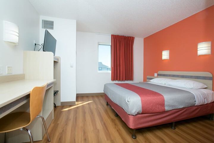 1 Queen Bed (14 of 15)