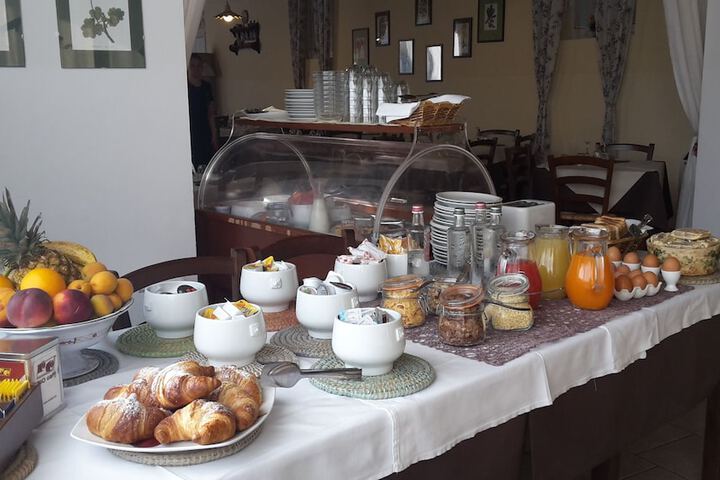 Breakfast/Coffee Service 32 of 52