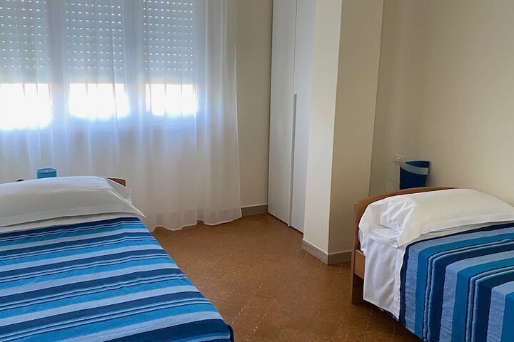 Room 4 of 99