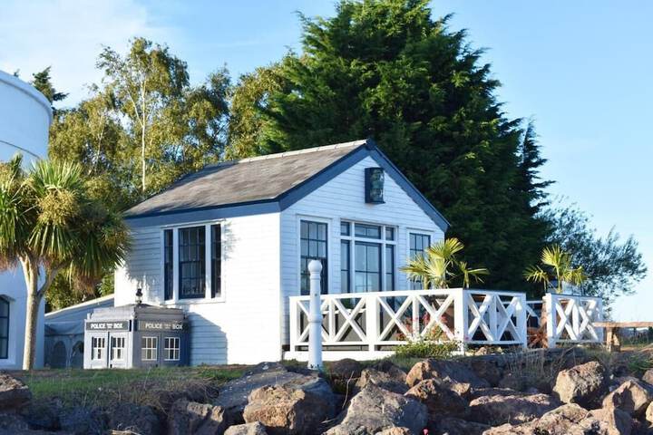 The West Usk Lighthouse Lightkeepers Lod in Newport