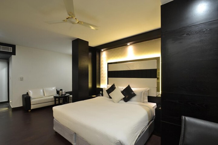Room 17 of 33