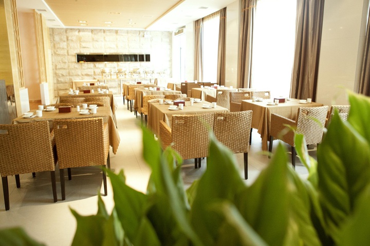 Dining 8 of 8