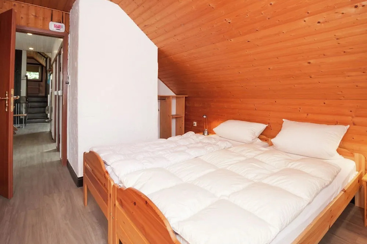 Room 4 of 16