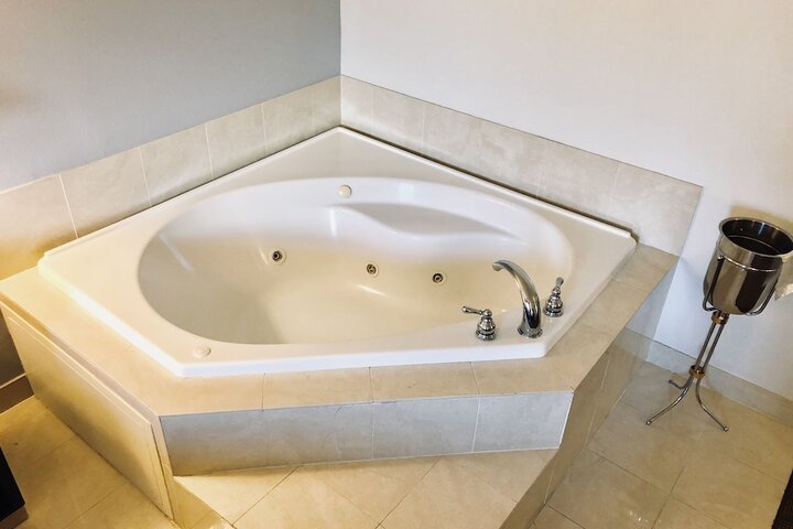 1 King Bed Mobility Hearing Accessible Room Roll in Shower (18 of 29)