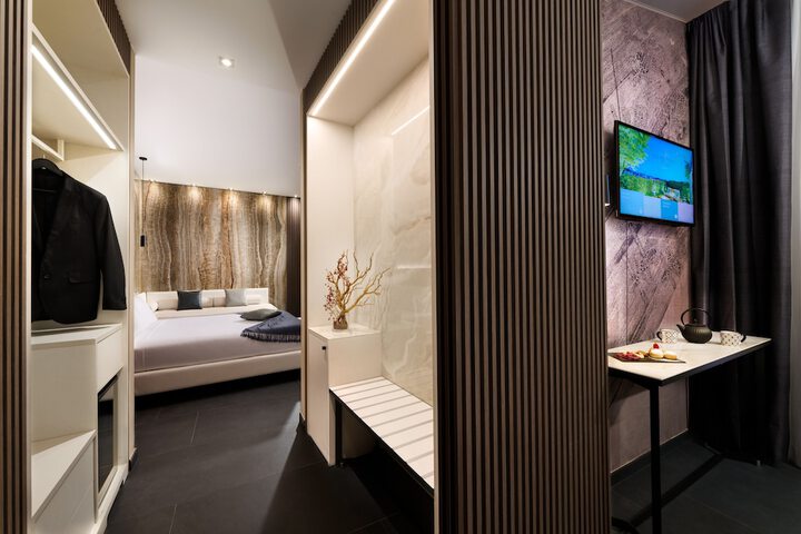 Room 43 of 100