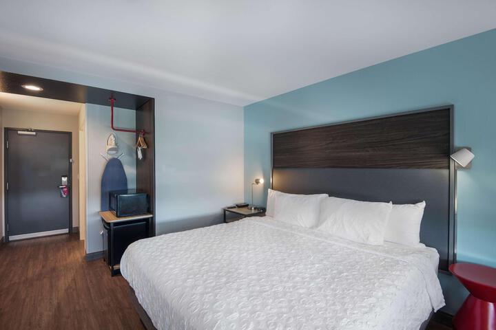 1 King Bed (5 of 9)
