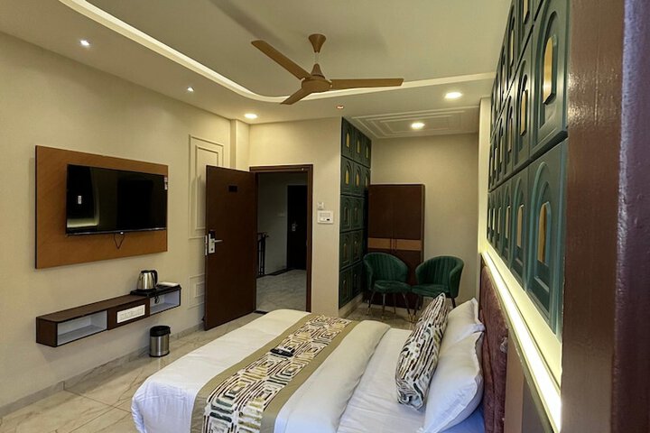 Room 10 of 19