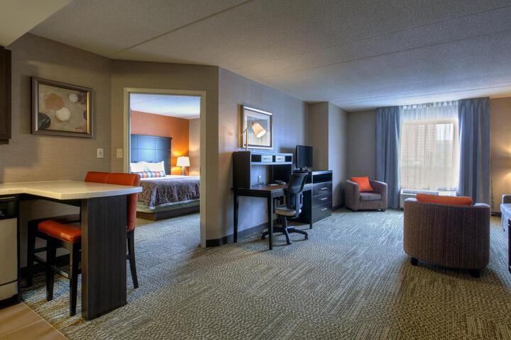 1 Queen Studio Suite Full Kitchen Single Sofa Bed (25 of 28)