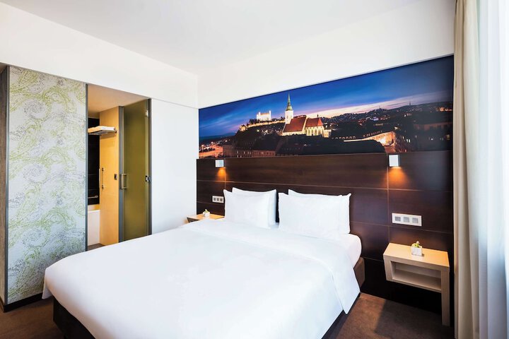 Room 6 of 67