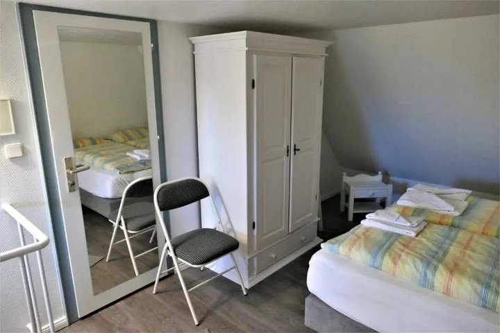 Room 4 of 13