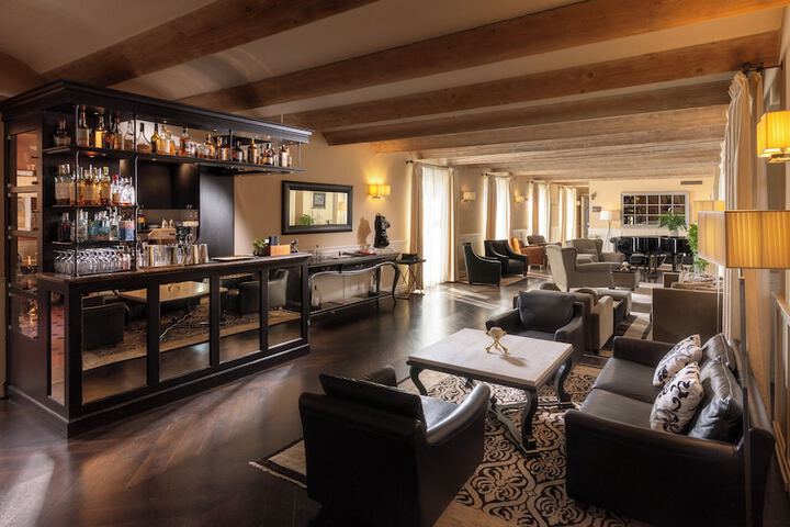 Lounge 48 of 62