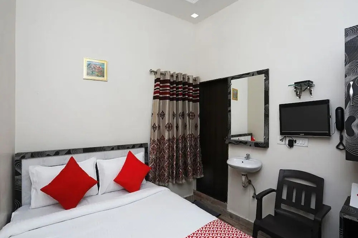 Room 4 of 12