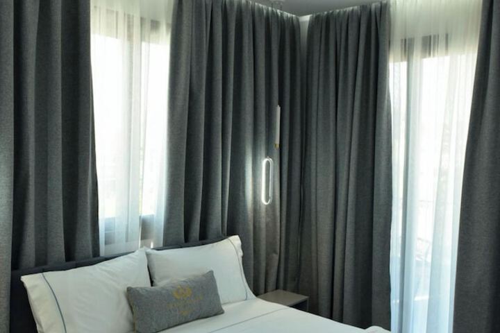 Room 15 of 164