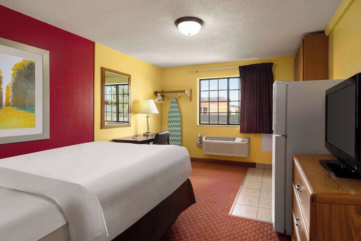 1 Queen Bed Accessible Room (8 of 17)