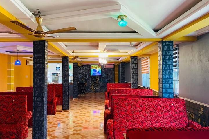 Lounge 8 of 12