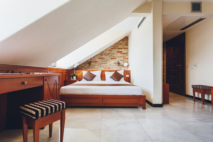 Room 8 of 72