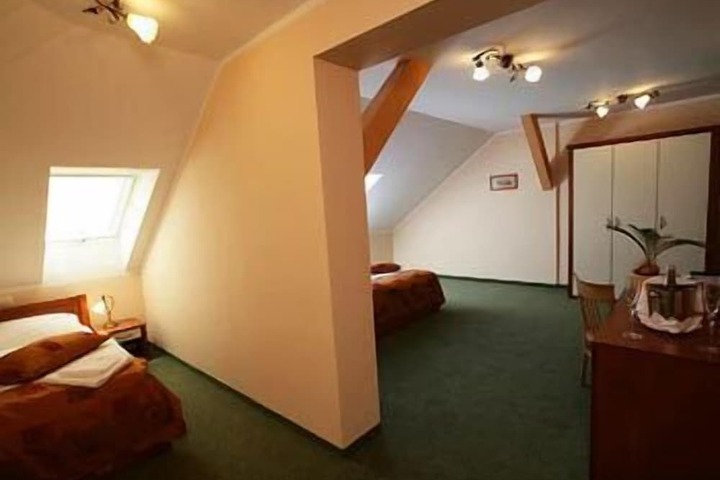 Room 6 of 19