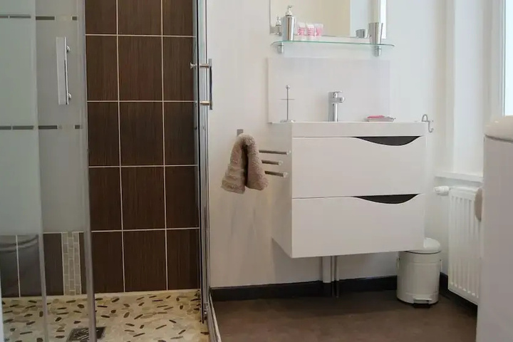 Room 6 of 15