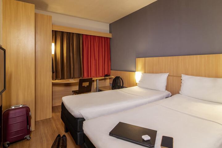 Room 10 of 27