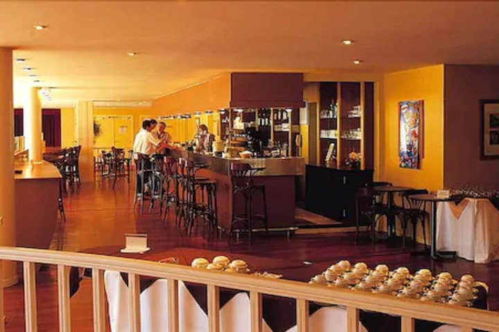 Lounge 16 of 23