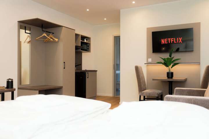 Room 4 of 33