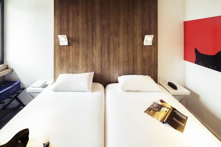 Room 9 of 25
