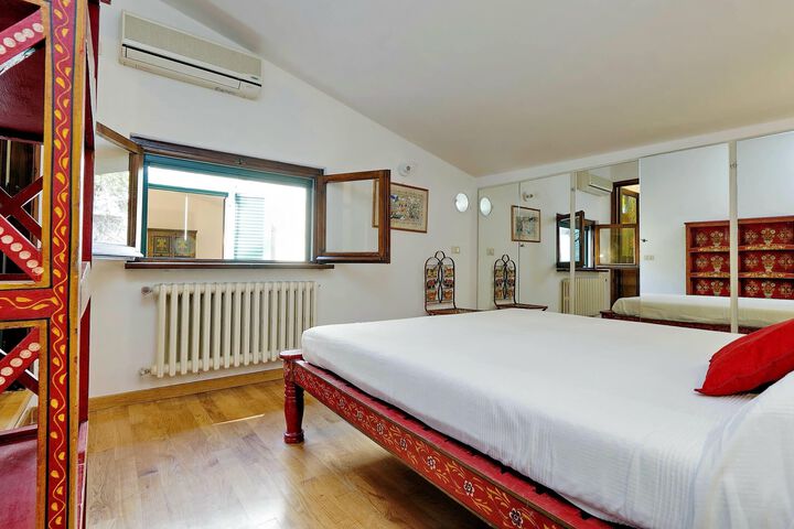 Room 21 of 38