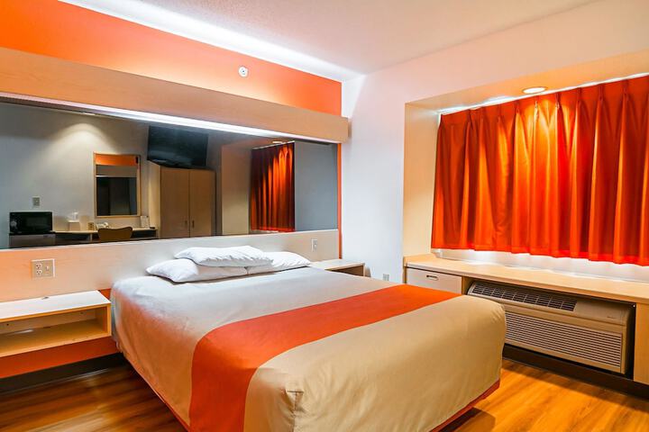 1 Queen Bed (1 of 11)