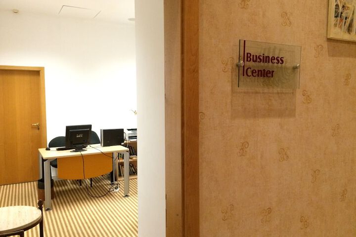 Business Center 76 of 87